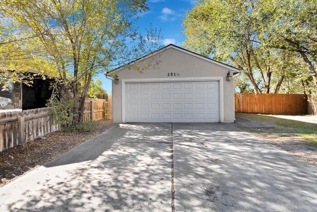Building Photo - Charming 3 Bedroom Home in Quiet Orchard M...
