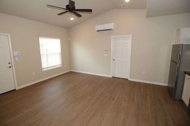 Building Photo - 1317 E Portals Ave