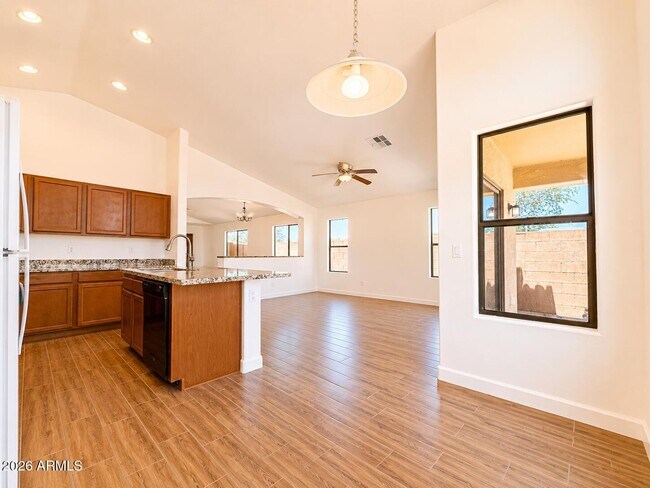 Building Photo - 5256 W Pleasant Ln