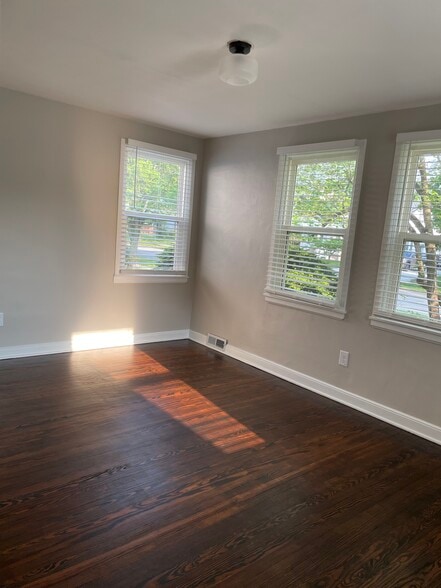 Building Photo - 306 E Washington St