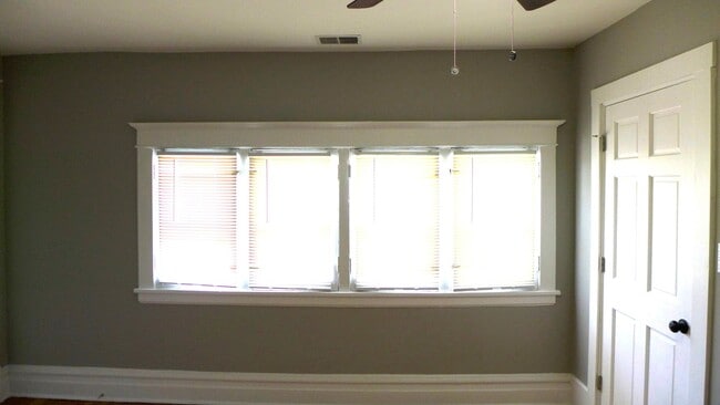 Building Photo - 136 Elgin Ave