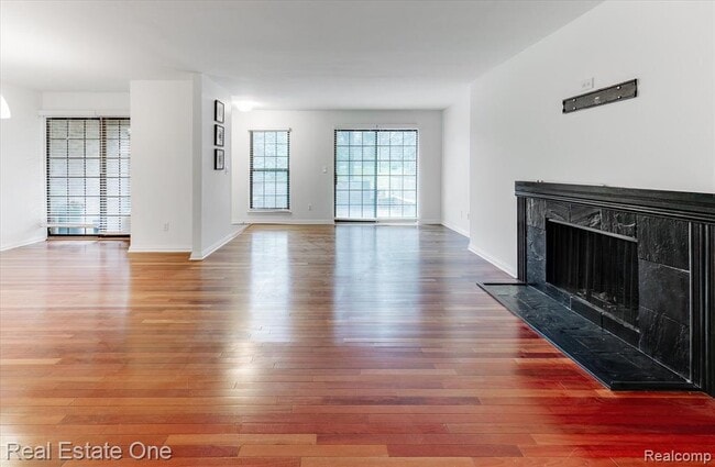 Building Photo - 1631 S Hill Blvd