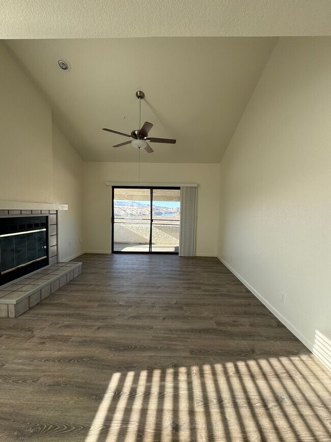 Building Photo - Stunning Remodeled 3-Bed Condo with River ...
