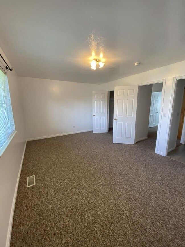 Building Photo - 1556 Talon Dr