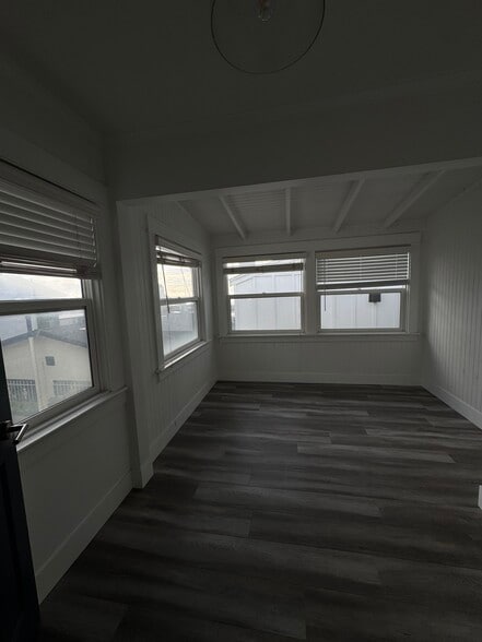 Building Photo - 1653 Bayview Dr