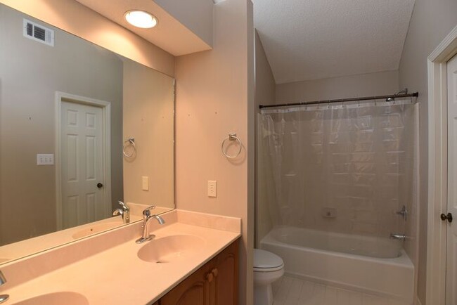 Building Photo - Wilmington Island Gem!