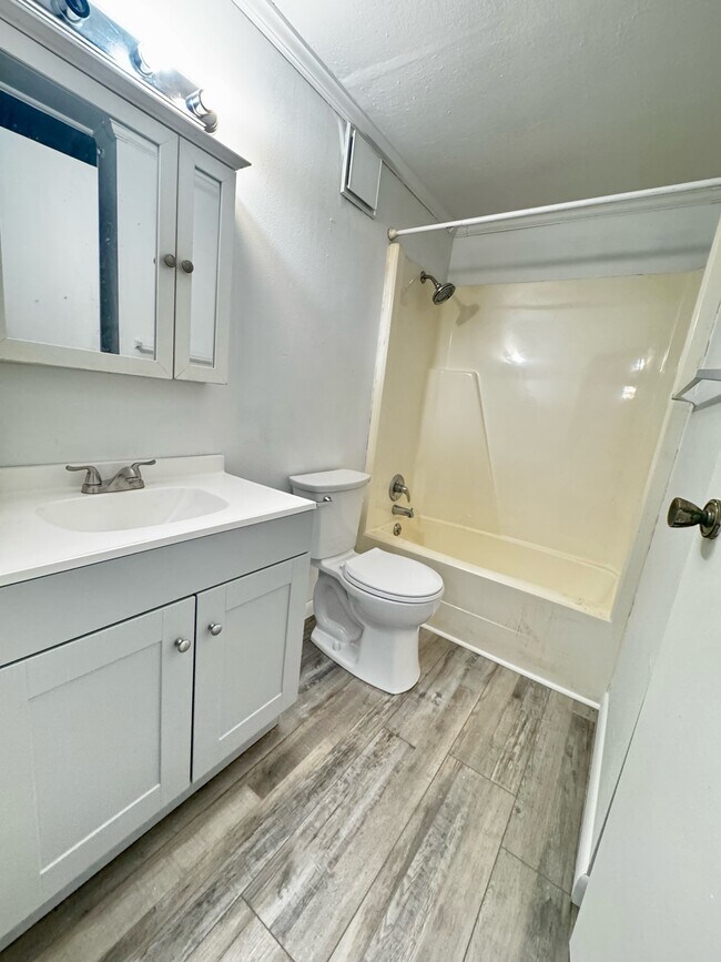 Building Photo - 5291 Dalewood Dr