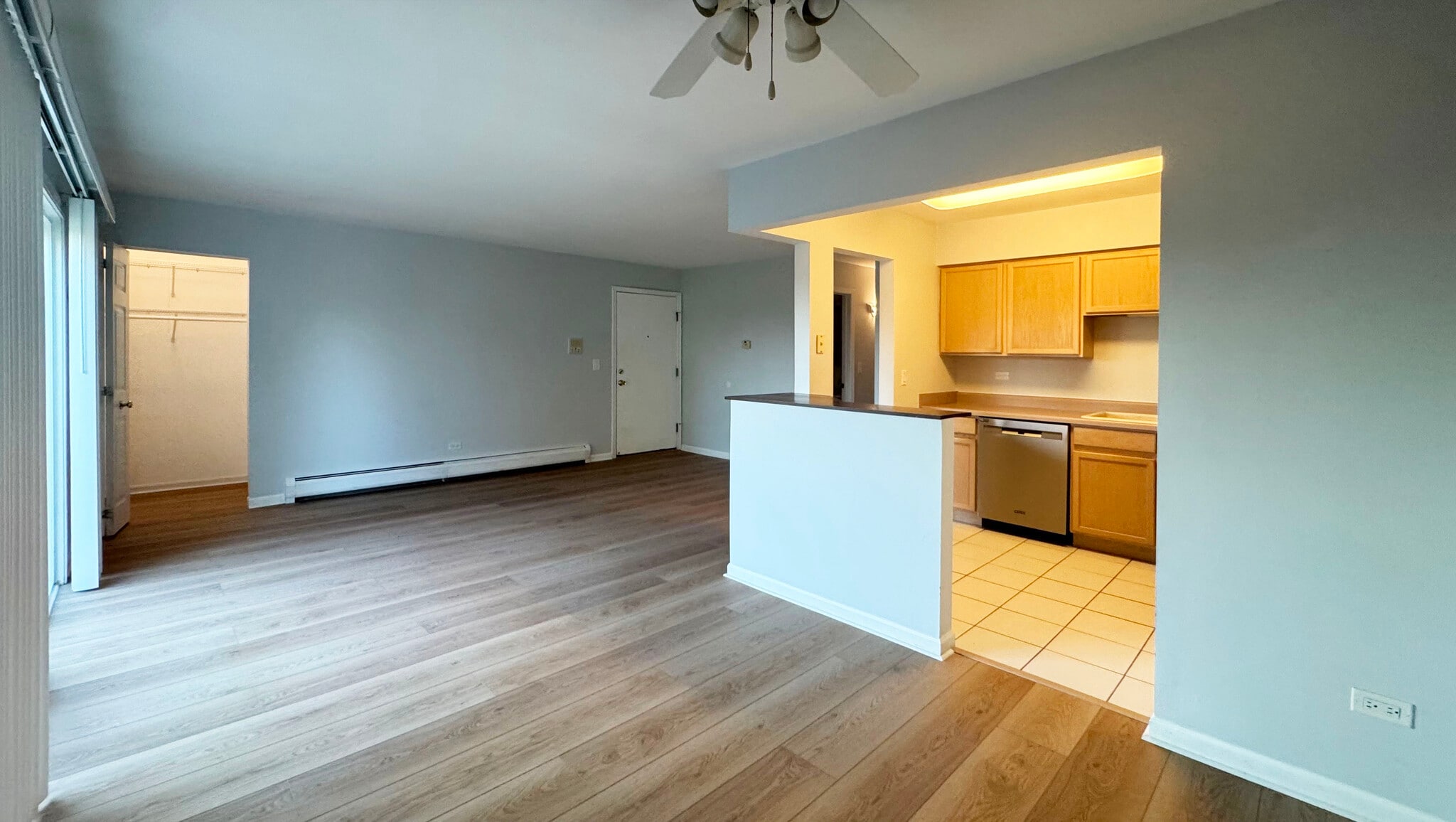 Building Photo - 995 S Ct of Shorewood