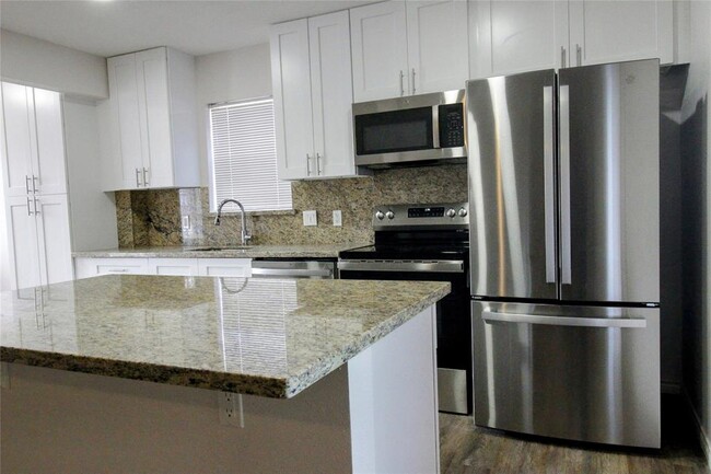 Building Photo - 10915 Roandale Dr
