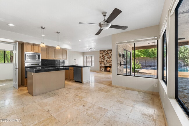 Building Photo - 8624 N Timberlane Dr