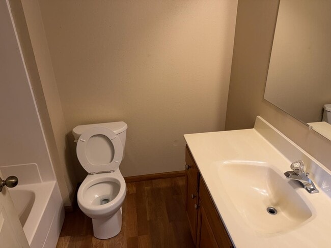 Building Photo - 433 Sarah Cir