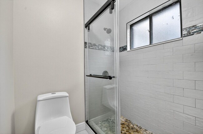 Building Photo - 15 Farnworth Dr