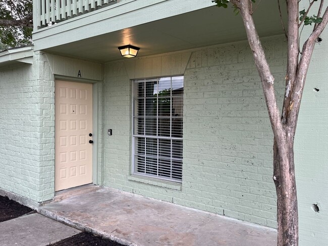 Building Photo - Southside Townhome