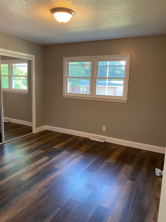 Building Photo - West side location 4br 2.5bth Finished Basement 2crg