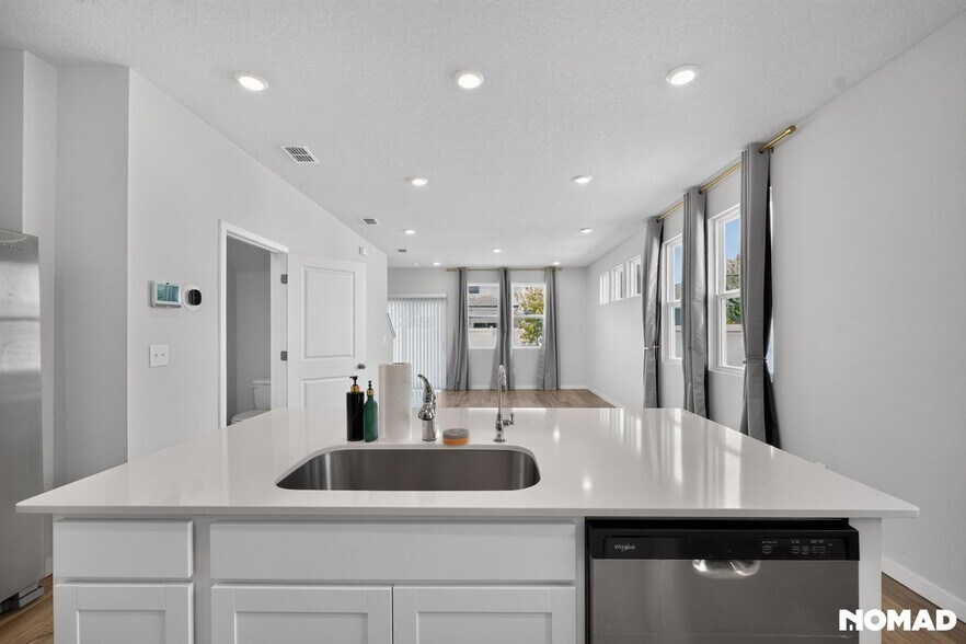 Building Photo - 14499 Macadamia Ln