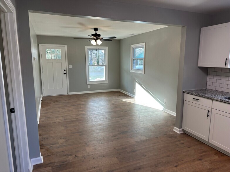 Building Photo - 123 S Sam Davis Ave