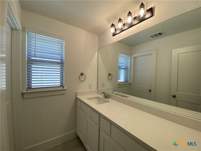 Building Photo - 1032 Easy Gruene