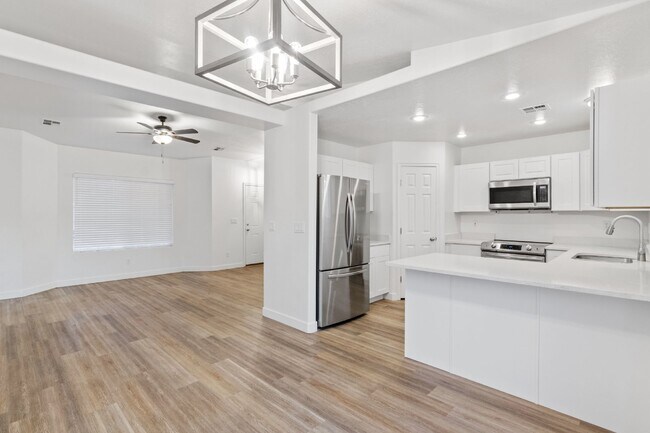 Building Photo - "Beautiful 3-Bed 2-Bath home with a large yard in Ivins!"