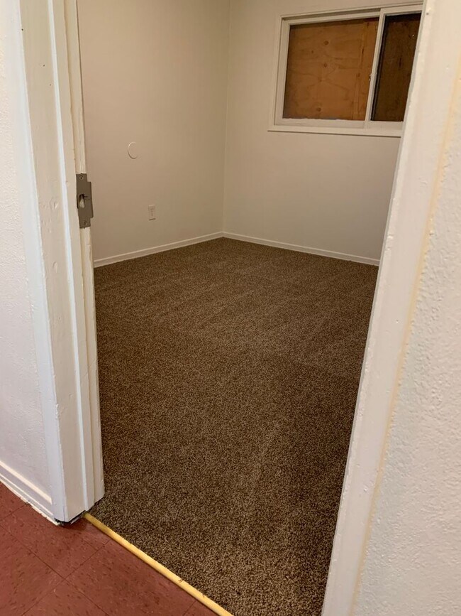 Building Photo - For rent by owner, section-8 ok - 3-Bed House on Cul-de-sac