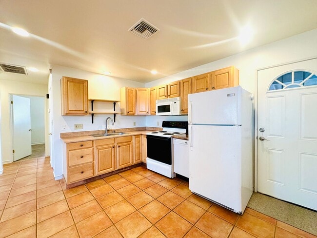 Building Photo - 2 Bedroom House with All Appliances and La...