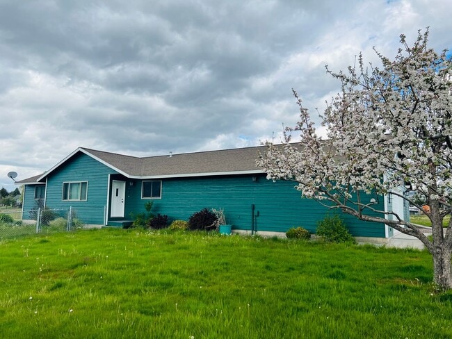 Building Photo - 4 Bed Home On 1.4 Acres In The Bitterroot Valley