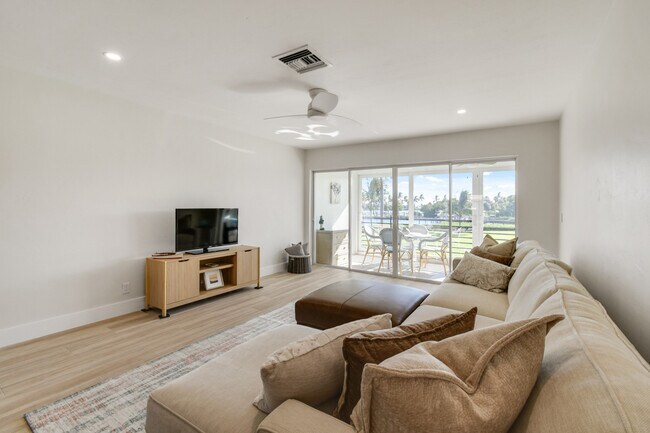 Building Photo - 755 Saturn St