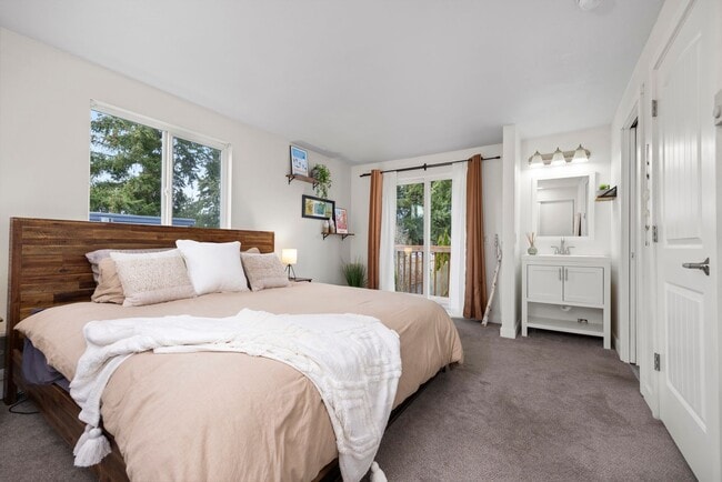 Building Photo - Stylish, Spacious & Steps from WWU and Fai...