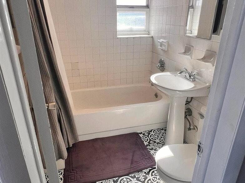 Building Photo - 217 44th St