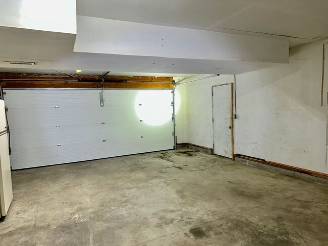 Building Photo - LIFE IS BETTER AT THE LAKE!