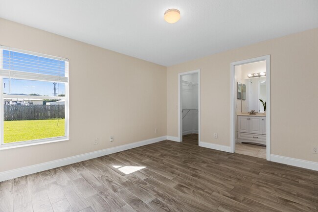 Building Photo - 2110 SW Trenton Ln