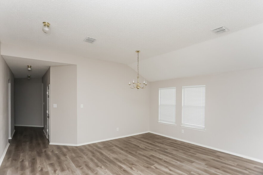 Building Photo - 1203 Hampton Dr