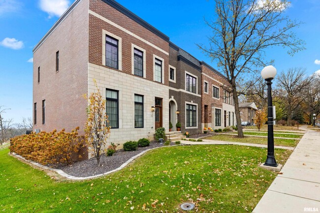 Building Photo - 824 W Moss Ave