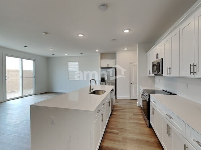 Building Photo - 11111 Magallanes St