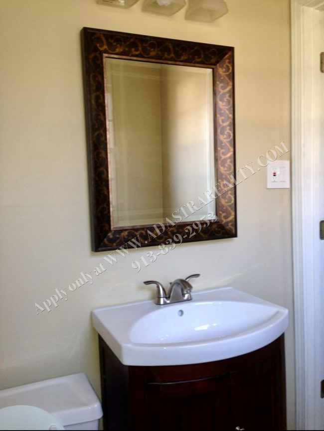 Building Photo - Charming Prairie Village Ranch Home-Availa...