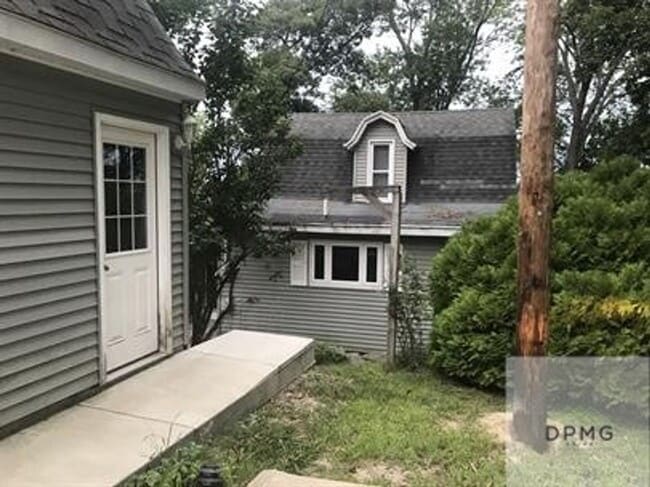Building Photo - 9310 Oakdale Dr