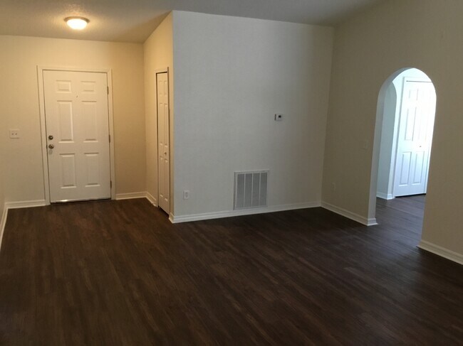 Building Photo - 914 Stallion Way