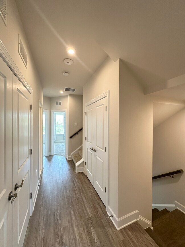 Building Photo - 131 Albany Pl