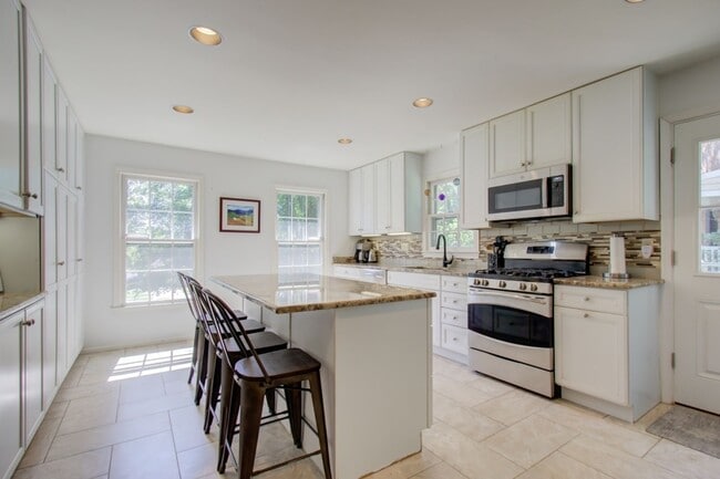 Building Photo - Cool Colonial in North Chevy Chase!