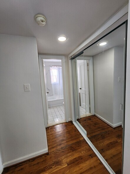 Building Photo - 1222 N Meade St