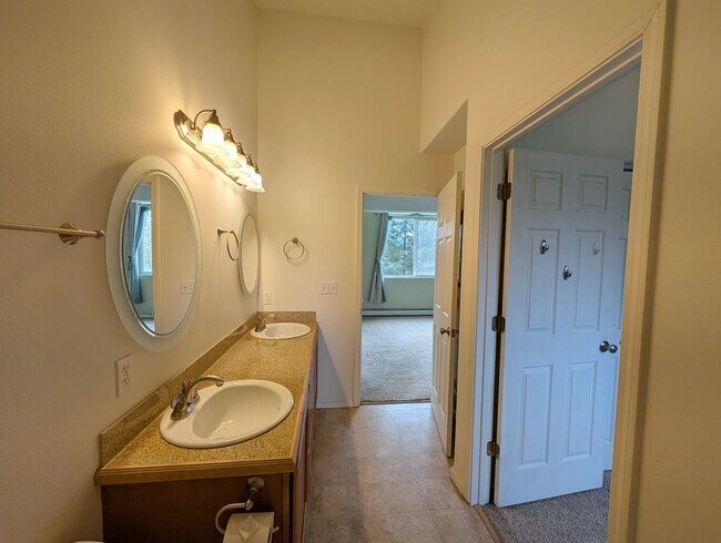 Building Photo - Unfurnished, 3Bd/2.5Ba Townhome, Long Term...