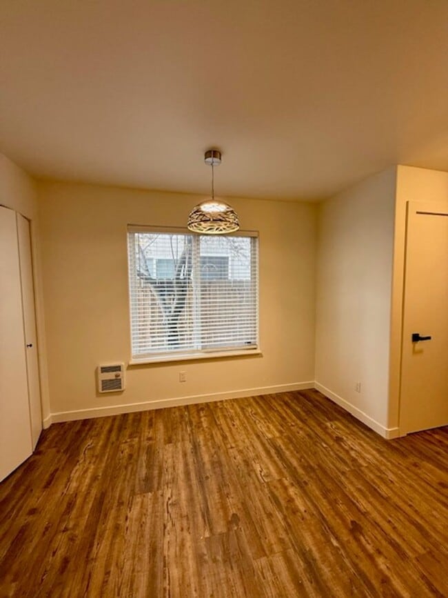 Building Photo - 1290 NW Knoxville Blvd