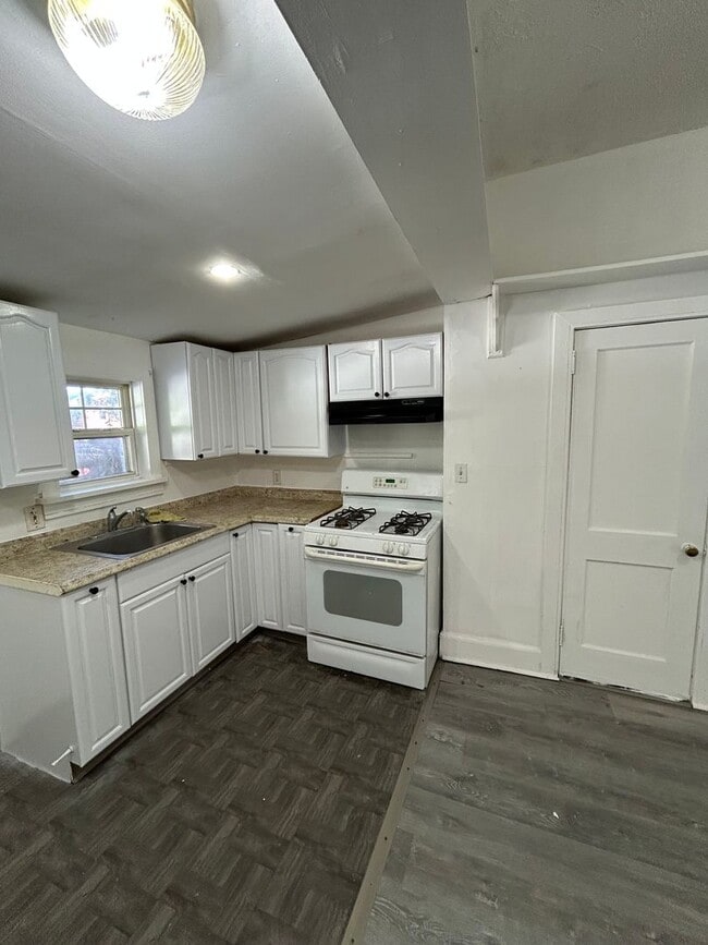 Building Photo - Cozy Home For Small Family