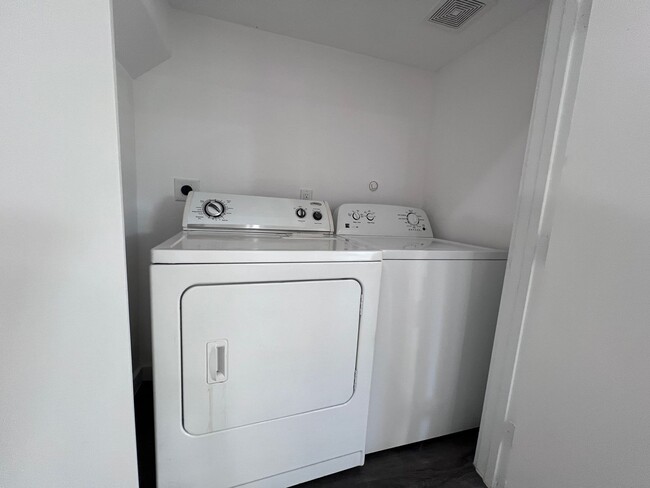 Building Photo - Updated 3-Bedroom Townhome for Rent in Eas...