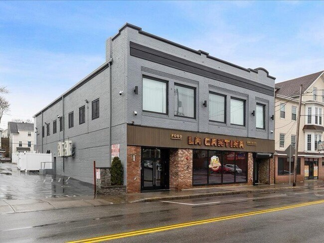 Building Photo - 664 Dexter St