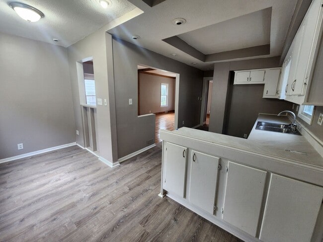 Building Photo - Three Bedroom Single Family Home!