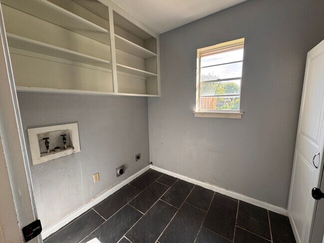 Building Photo - REMODELED SPACIOUS SOUTH BOSSIER HOME.