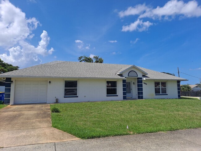 Primary Photo - Available Mid-Nov! 3BR 2BA OFF RIVERSIDE D...