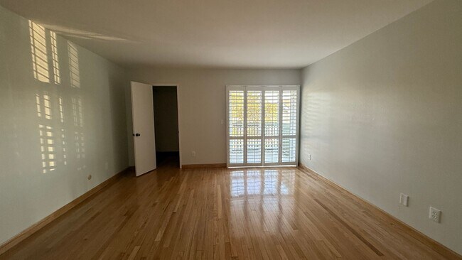 Building Photo - Beautiful 3 Bedroom 2 Bath Townhouse in La...