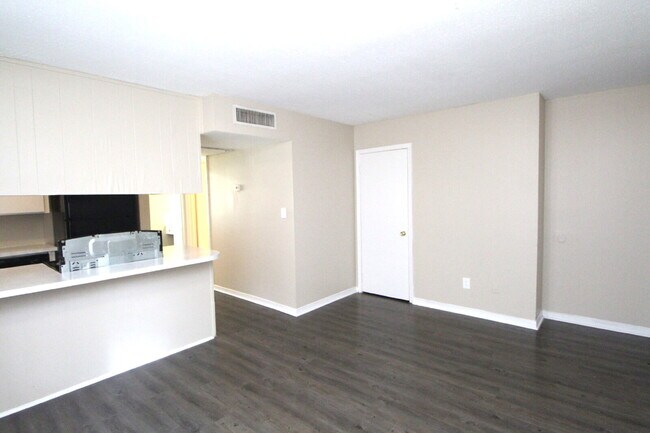 Building Photo - Don’t Miss This Updated First-Floor 1BR — Modern Upgrades, Easy Living & Prime Location Near 9 Mi...