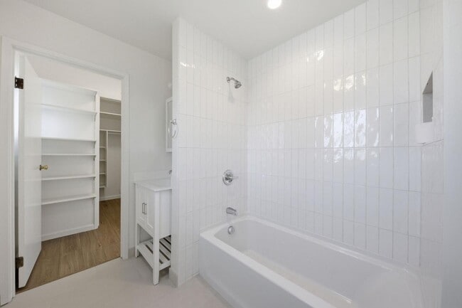 Building Photo - 614 Redwood Ave